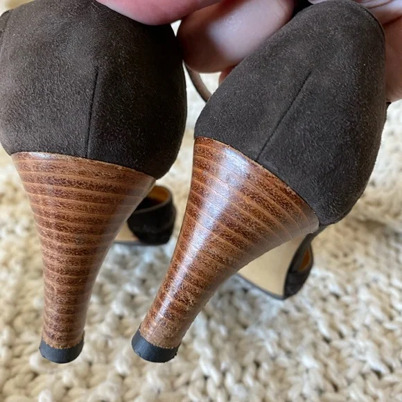 Gorgeous Gucci Heels - Picture 4 of 14